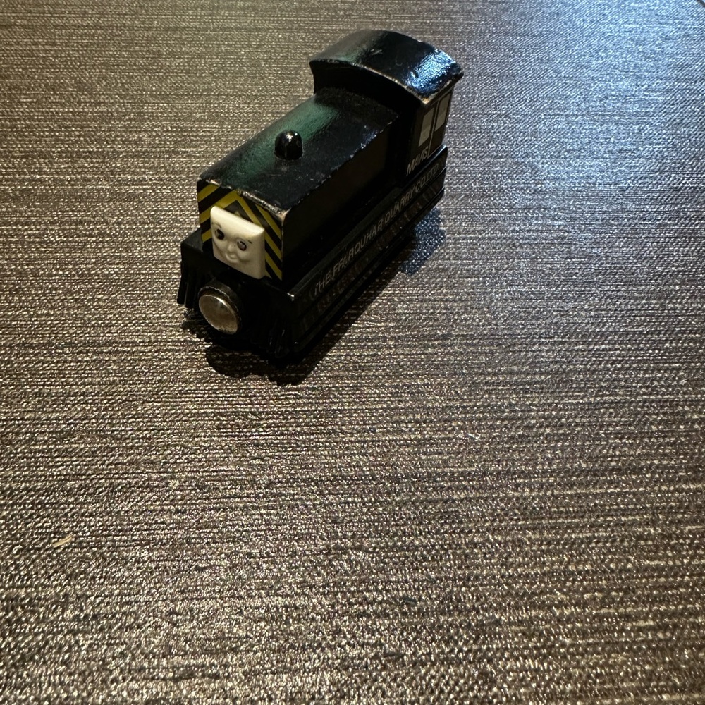 THOMAS & FRIENDS Mavis 
Toy Train Engine